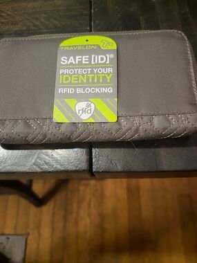 Travelon Gray RFID-Blocking Zip Wallet